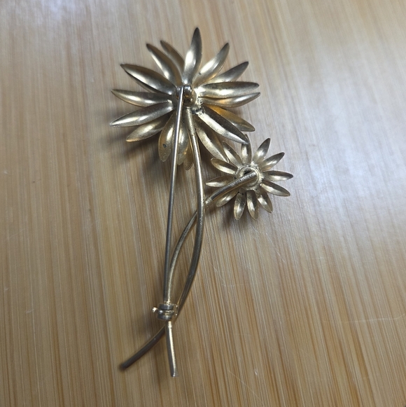Gold Floral Brooch with Pearl Accents - Picture 2 of 3